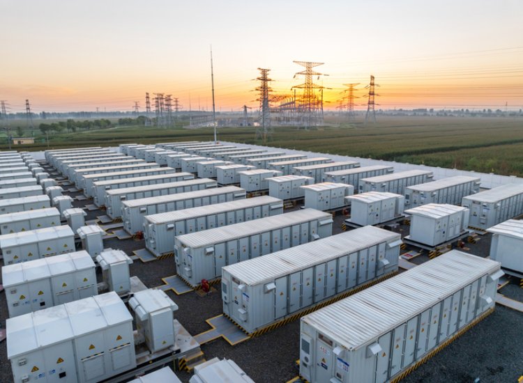 Energy storage power station with large battery units for sustainable electricity in Atlanta, GA.
